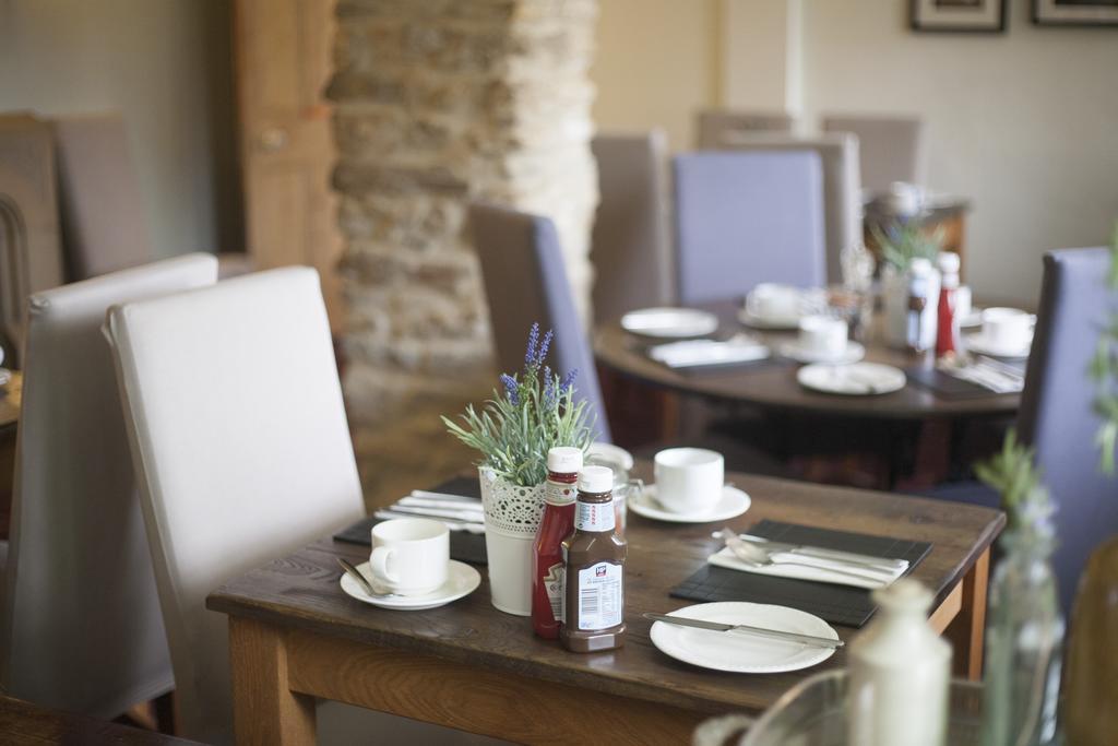 The Conigre Hotel Мелкшам Екстериор снимка