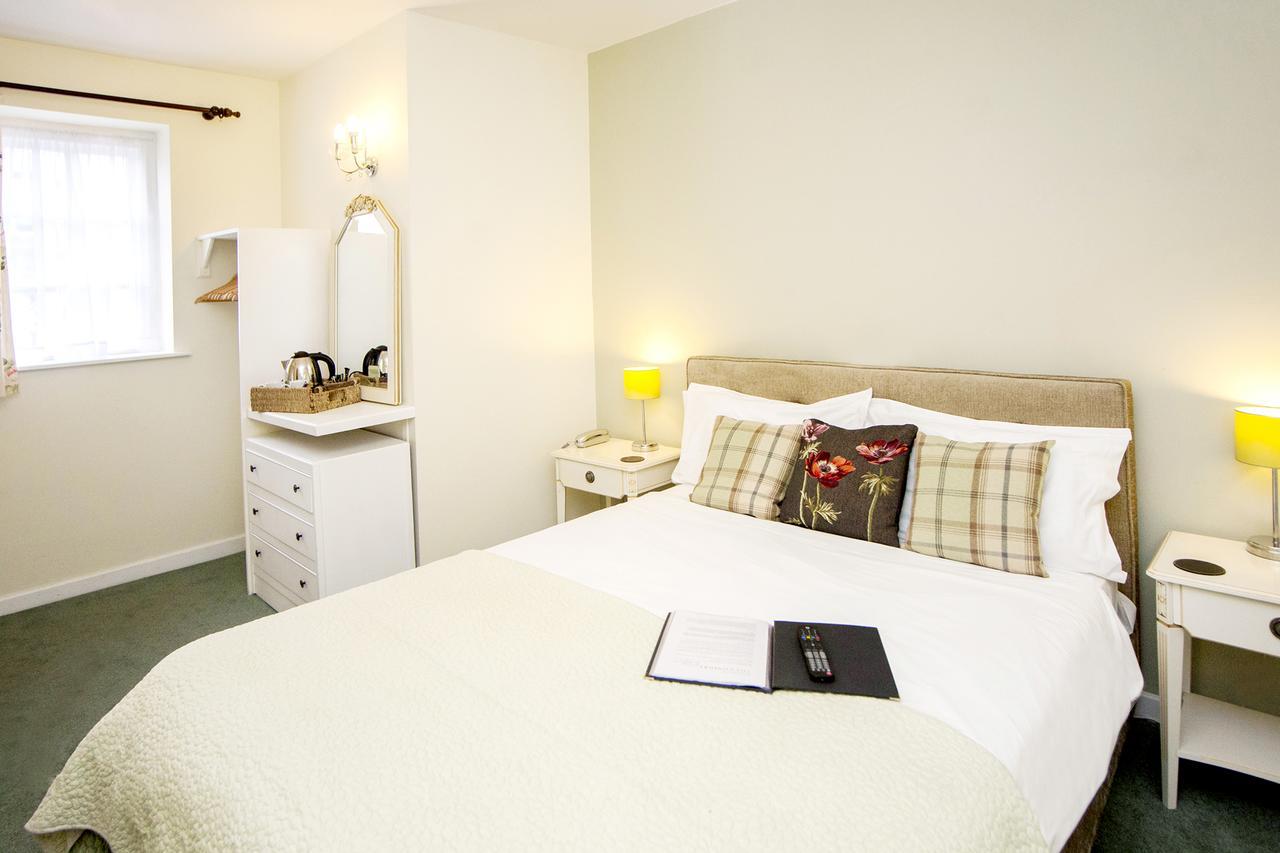 The Conigre Hotel Мелкшам Екстериор снимка